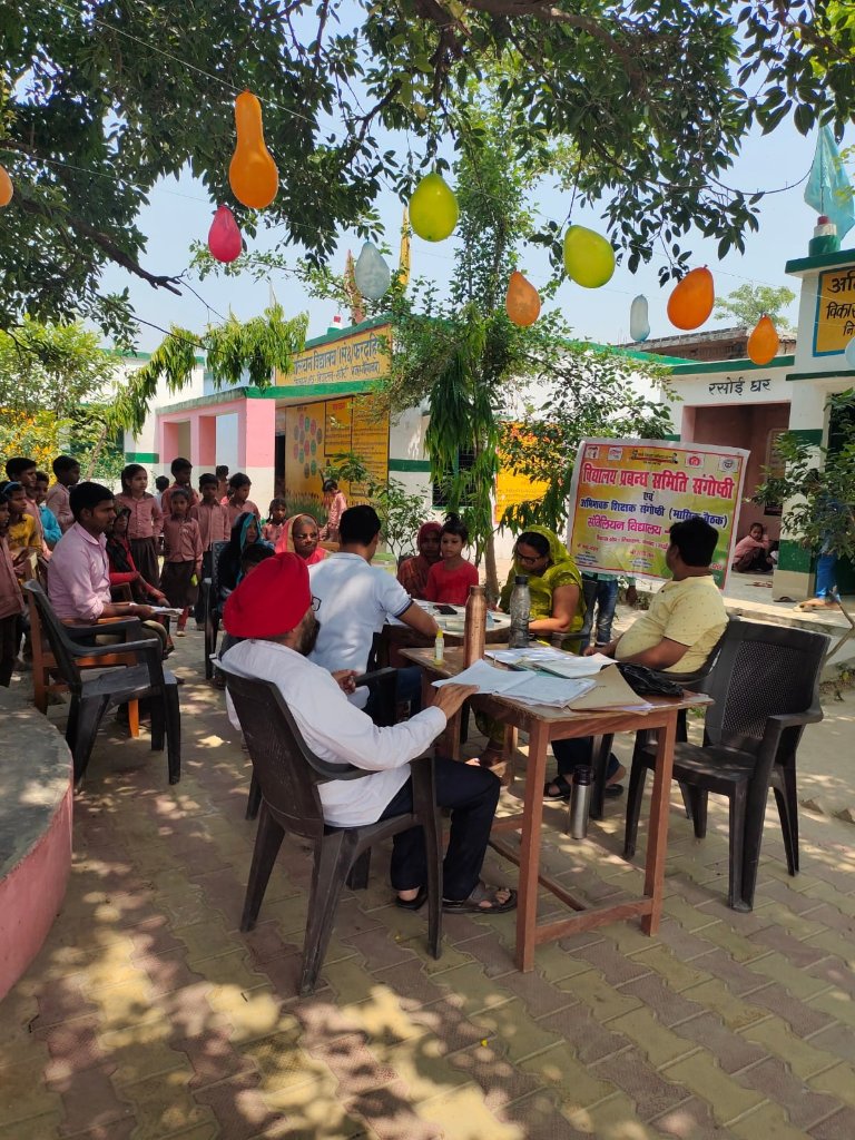 basicshiksha_up's tweet photo. लखीमपुर खीरी के निघासन ब्लॉक स्थित उच्च प्राथमिक विद्यालय फरदहिया में बच्चों का स्कूलों में दाखिला करवाने के लिए वृहद् नामांकन मेला व अभिभावक-शिक्षक बैठक का आयोजन किया गया। 
#SchoolChaloAbhiyanUP 
@UPGovt @CMOfficeUP @thisissanjubjp https://t.co/cJxymk1lQi