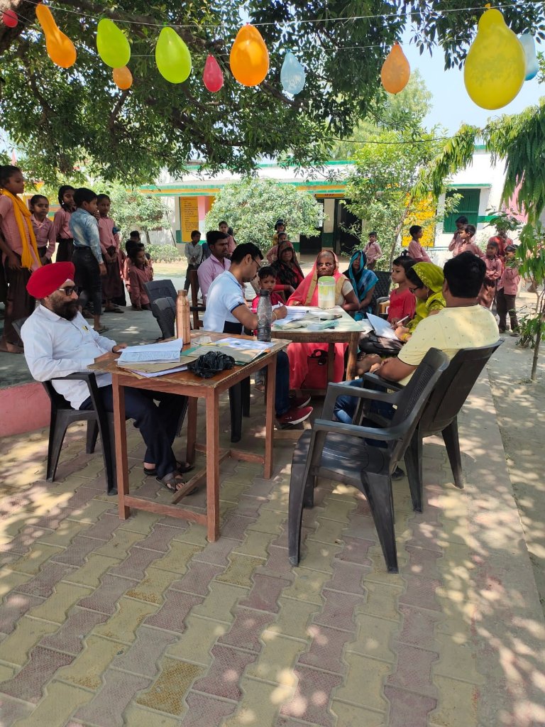 basicshiksha_up's tweet photo. लखीमपुर खीरी के निघासन ब्लॉक स्थित उच्च प्राथमिक विद्यालय फरदहिया में बच्चों का स्कूलों में दाखिला करवाने के लिए वृहद् नामांकन मेला व अभिभावक-शिक्षक बैठक का आयोजन किया गया। 
#SchoolChaloAbhiyanUP 
@UPGovt @CMOfficeUP @thisissanjubjp https://t.co/cJxymk1lQi