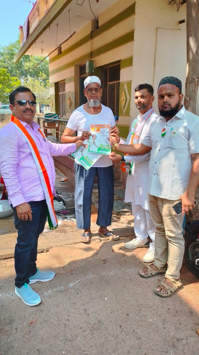 YadawadAltaf's tweet photo. *ಚುನಾವಣಾ ಪ್ರಚಾರ..* ಇಂ���ು  ದಿನಾಂಕ 29-4-2023 ಶನಿವಾರ ಮುಂಜಾನೆ 7:30 ಗಂಟೆಗೆ  ಸೆಕ್ಟರ್ ನಂಬರ್ 38 ಹಾಗೂ  33 ನಲ್ಲಿ  ಕಾಂಗ್ರೆಸ್ ಪಕ್ಷದ ಅಭ್ಯರ್ಥಿಯಾದ ಶ್ರೀ ಎಚ್ ವೈ ಮೇಟಿ ಸಾಹೇಬ್ರು ಪರವಾಗಿ ಪ್ರಚಾರ ,(ಮತಯಾಚನೆ) ಮಾಡಲಾಯಿತು. ಈ ಸಂದರ್ಭದಲ್ಲಿ  ಕಾಂಗ್ರೆಸ್ ಪಕ್ಷದ ಮುಖಂಡರು ಕಾರ್ಯಕರ್ತರು. ಭಾಗ���ಹಿಸಿದ್ದರು..@DKShivakumar https://t.co/e638wxQO7n