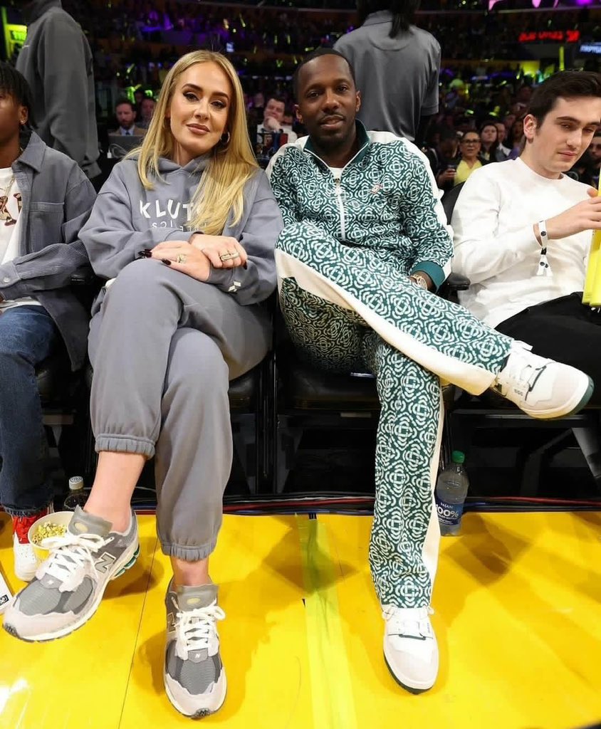 AdeleChasin's tweet image. The 💅🏽 nails! 🖤🤞🏼@Adele 

Had myself doubting my color choice. It’s all meant to be. 🖤 🖤 #90svibe #tracksuit #lipliner