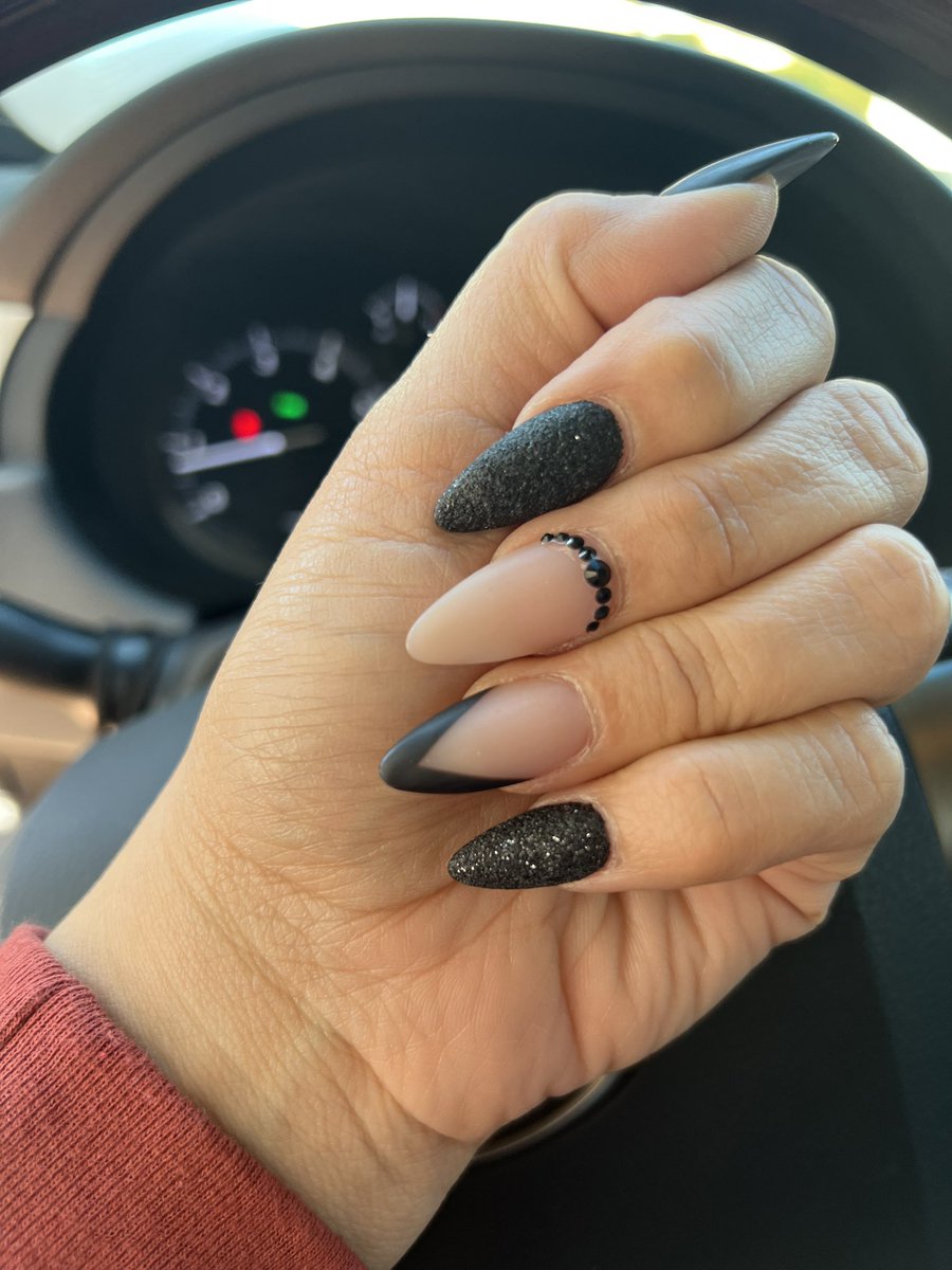 AdeleChasin's tweet image. The 💅🏽 nails! 🖤🤞🏼@Adele 

Had myself doubting my color choice. It’s all meant to be. 🖤 🖤 #90svibe #tracksuit #lipliner