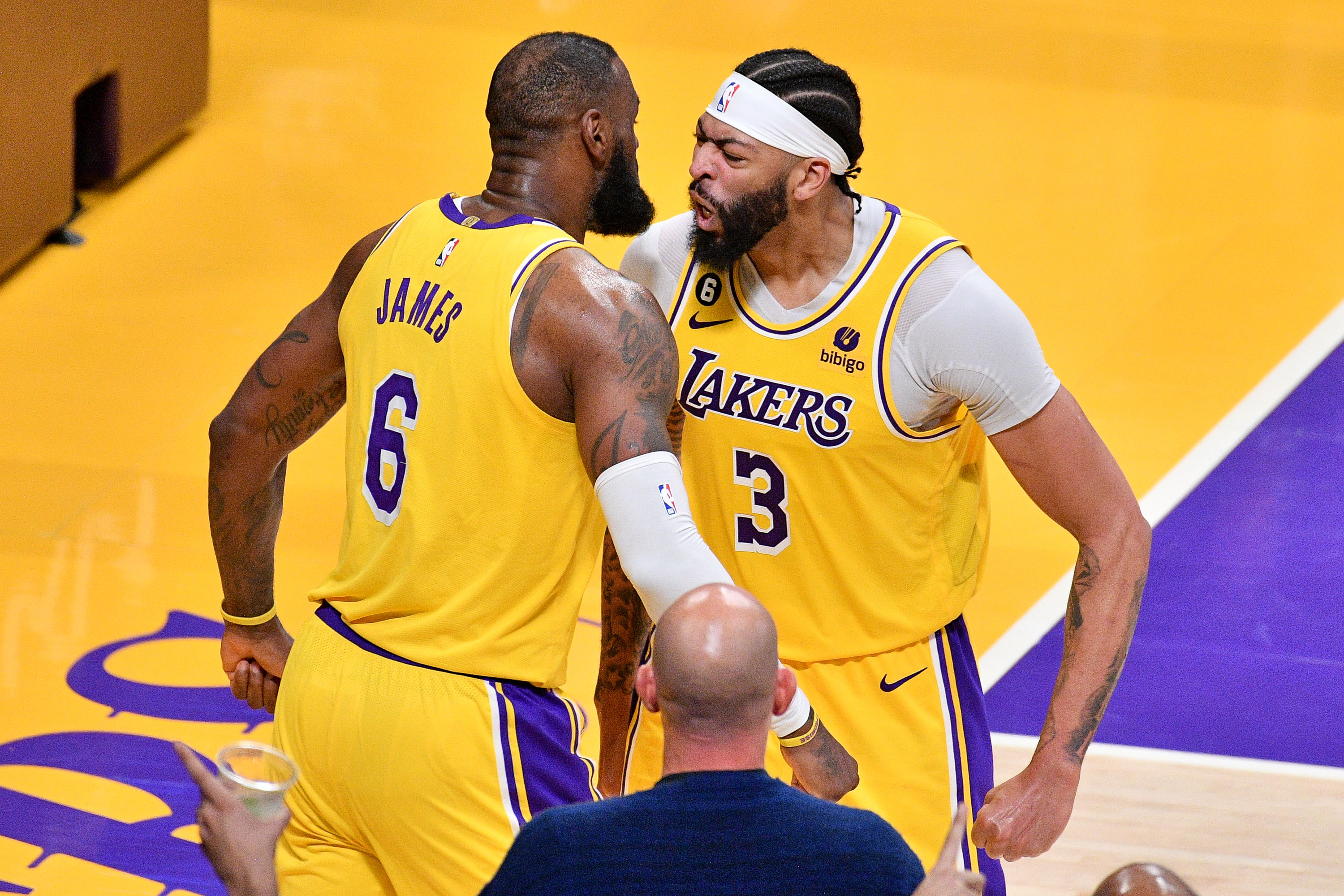 Lakers bench was dancing and yelling whoop that trick before the gam