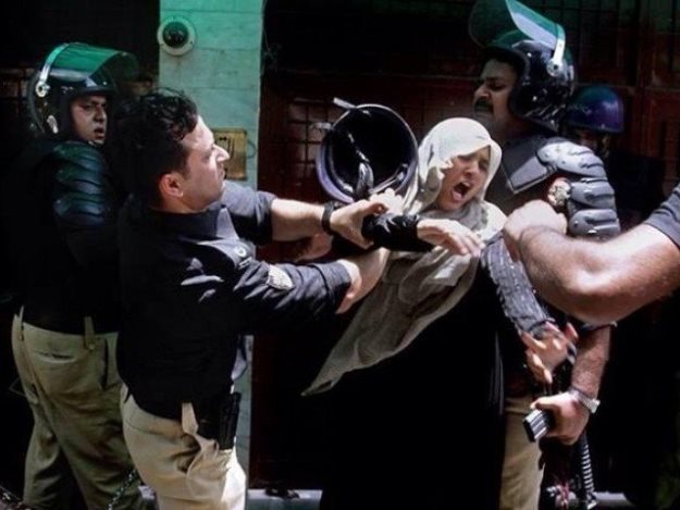 پاکستان عوامی تحریک  کی خواتین ورکرز تنزیلہ امجد شہیدہ اور شازیہ مرتضیٰ شہیدہ کی جرآت کو لاکھوں سلام  جنہوں نے جانوں کے نذرانے پیش کردیئے لیکن اپنے قائد کے گھر پنجاب پولیس کو گھسنے کی اجازت نہیں دی... 

17 جون 2014
#PervaizElahi