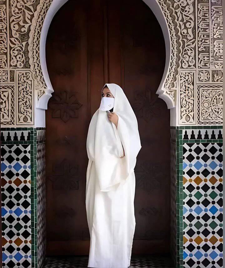 NumidianNation's tweet photo. Le Haïk, vêtement de la femme citadine Algérienne par excellence.

Diego de Haedo, suite à son séjour à Alger en 1578 en fait mention dans « 𝙏𝙤𝙥𝙤𝙜𝙧𝙖𝙛𝙞𝙖 𝘿𝙚 𝘼𝙧𝙜𝙚𝙡 » https://t.co/QxOxyfFwUH
