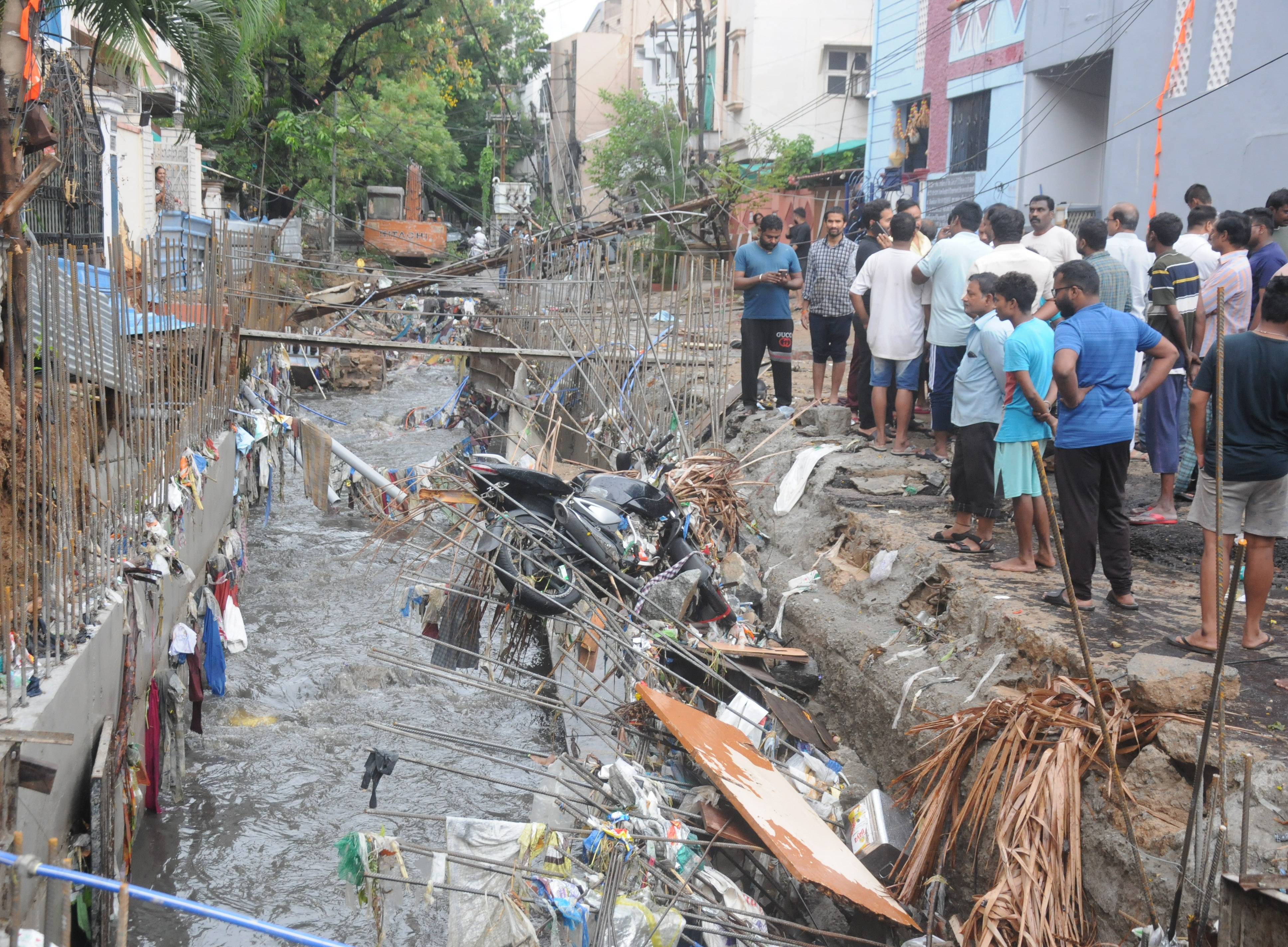 Deccan Chronicle on X: "Colonies of padma colony nallakunta drowned due to  heavy rains as people search for there two-wheelersrasta nearly 30 to 40  vehicles has been drowned in musi as residents
