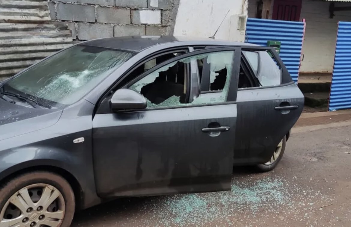 Kiyassement's tweet photo. @tipawrun Les mahorais vous agressent à la machette? Ils vous coupent les routes? Ils cassent vos voitures? Ils construisent sur vos terrains sans autorisation? Les grands comoriens eux-mêmes chassent les Anjouannais de chez eux. Il ne faut pas entamer un sujet qu’on ne maîtrise pas. https://t.co/0Y48KqXBch