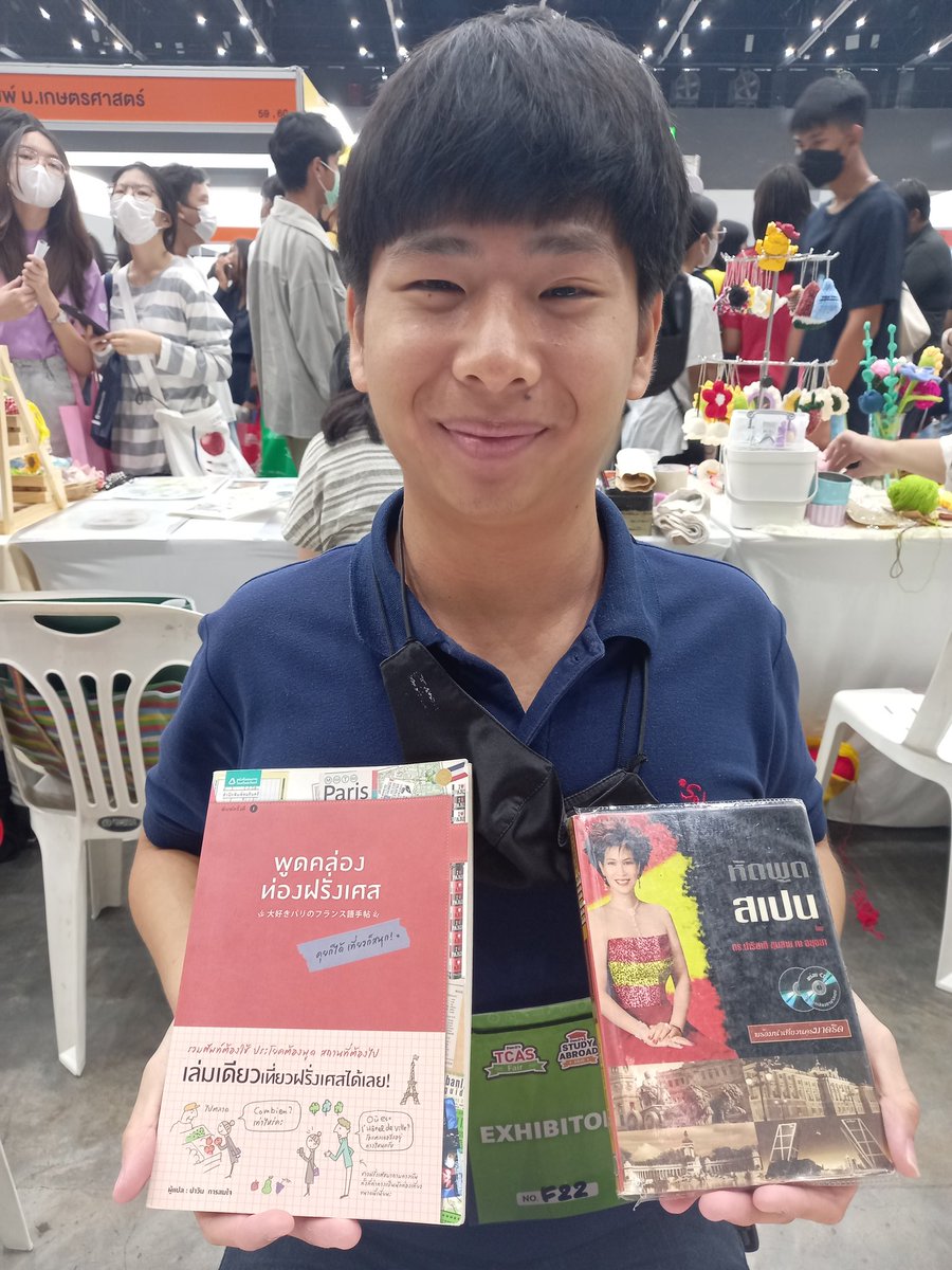 kikatiafrench's tweet image. ใครมางาน #dekdTCAS   แวะดูหนังสือมือสองฝรั่งเศส-สเปน  หนังสือติว และของจุกจิกเกี่ยวกับฝรั่งเศสได้น้าาา เหลือหนังสืออยู่ไม่กี่เล่มแล้ว  มาปรึกษาเรื่องการเรียนภาษาฝรั่งเศส-สเปนได้ค่าาา #dek67 #dek68 #ALevelฝรั่งเศส #alevelสเปน
