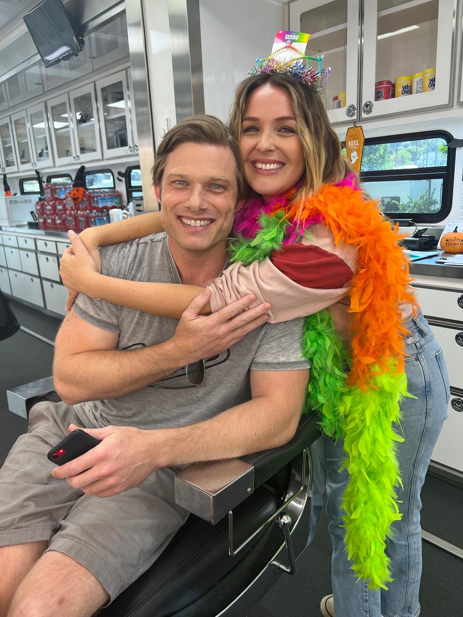 GreysABC's tweet photo. Friendly reminder that #GreysAnatomy is available to stream on Hulu 🎉 https://t.co/gXRLDXNpUy
