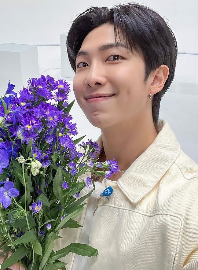 Sanjoonieboo's tweet photo. Congratulations to RM🥺❤️
#CongratulationRM https://t.co/D0QTh0aoSa