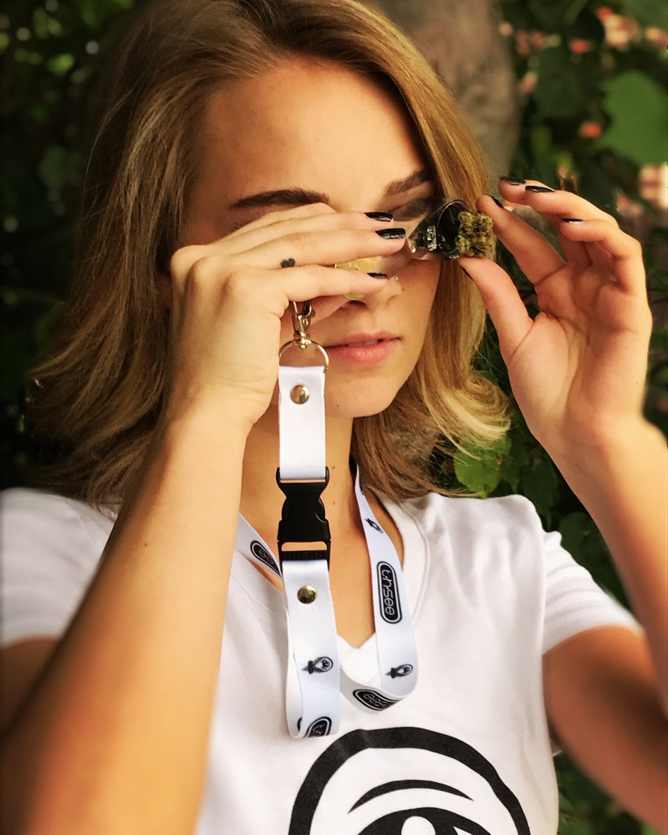 mythsee's tweet photo. Using proper technique with the T-H-SEE magnifier will ensure you get the best experience when viewing your Marijuana. Suddenly, you are immersed in a field of trichomes! https://t.co/m3K0qQYZsY #thsee https://t.co/nTQPJLg3lY