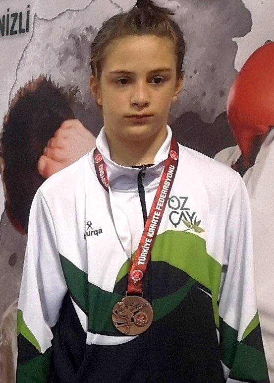 KarateOf's tweet photo. OF ÖZÇAY KARATE SPOR KULÜBÜ ilk sponsor yılında Of Özçay Kooperatifi olarak Denizli deki Türkiye Minik Yıldız karate şampiyonasında Tuğçenaz Köroğlu Yıldız Bayanlar 44kg da 2 yıl üst üste 2 kez Türkiye 3.sü olmuştur Of umuzu iyi şekilde temsil edecektir https://t.co/LV8WkTBaa9
