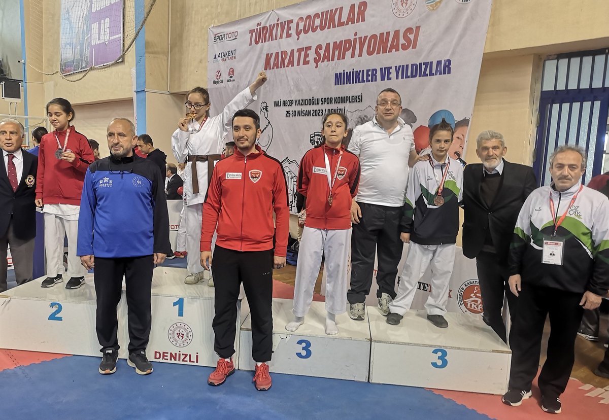 KarateOf's tweet photo. OF ÖZÇAY KARATE SPOR KULÜBÜ ilk sponsor yılında Of Özçay Kooperatifi olarak Denizli deki Türkiye Minik Yıldız karate şampiyonasında Tuğçenaz Köroğlu Yıldız Bayanlar 44kg da 2 yıl üst üste 2 kez Türkiye 3.sü olmuştur Of umuzu iyi şekilde temsil edecektir https://t.co/LV8WkTBaa9
