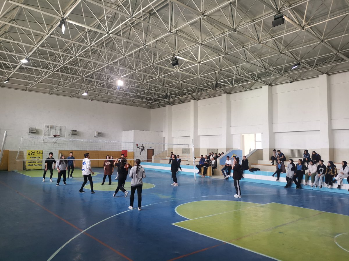 recepafsin's tweet photo. Sınıflar arası voleybol turnuvası final müsabakası ile sona erdi. Turnuvaya katılan bütün takımları tebrik ederim. https://t.co/1gYukHEw2b