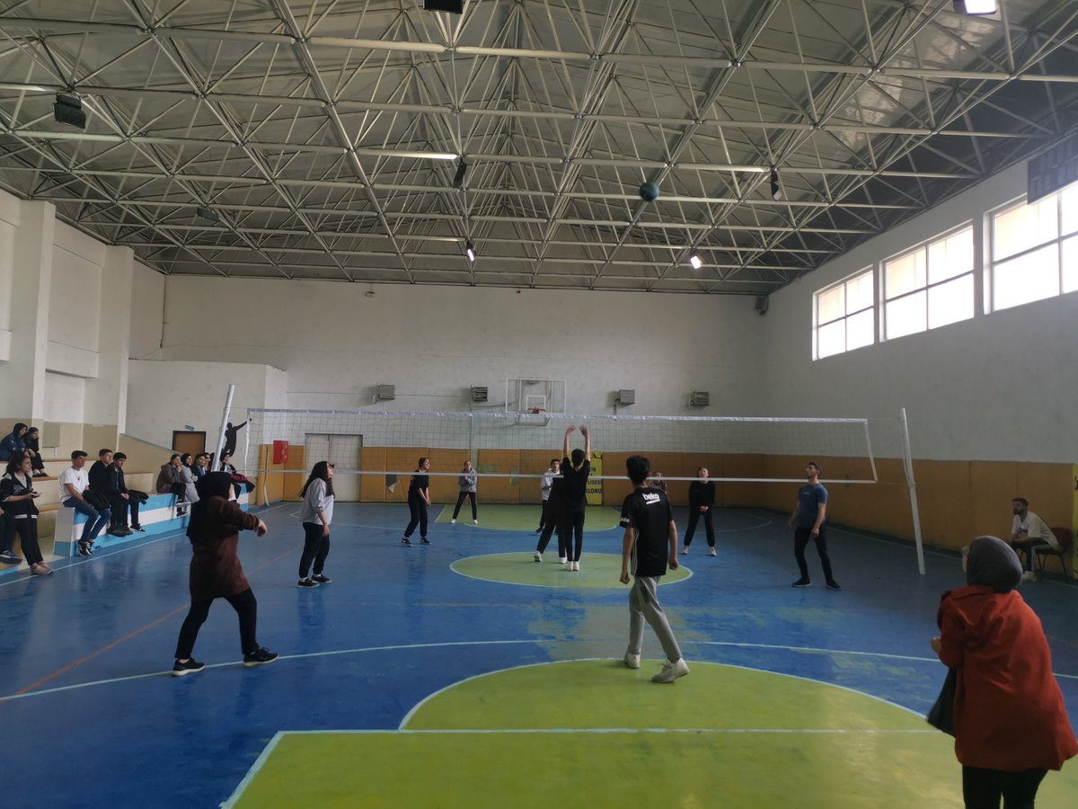 recepafsin's tweet photo. Sınıflar arası voleybol turnuvası final müsabakası ile sona erdi. Turnuvaya katılan bütün takımları tebrik ederim. https://t.co/1gYukHEw2b