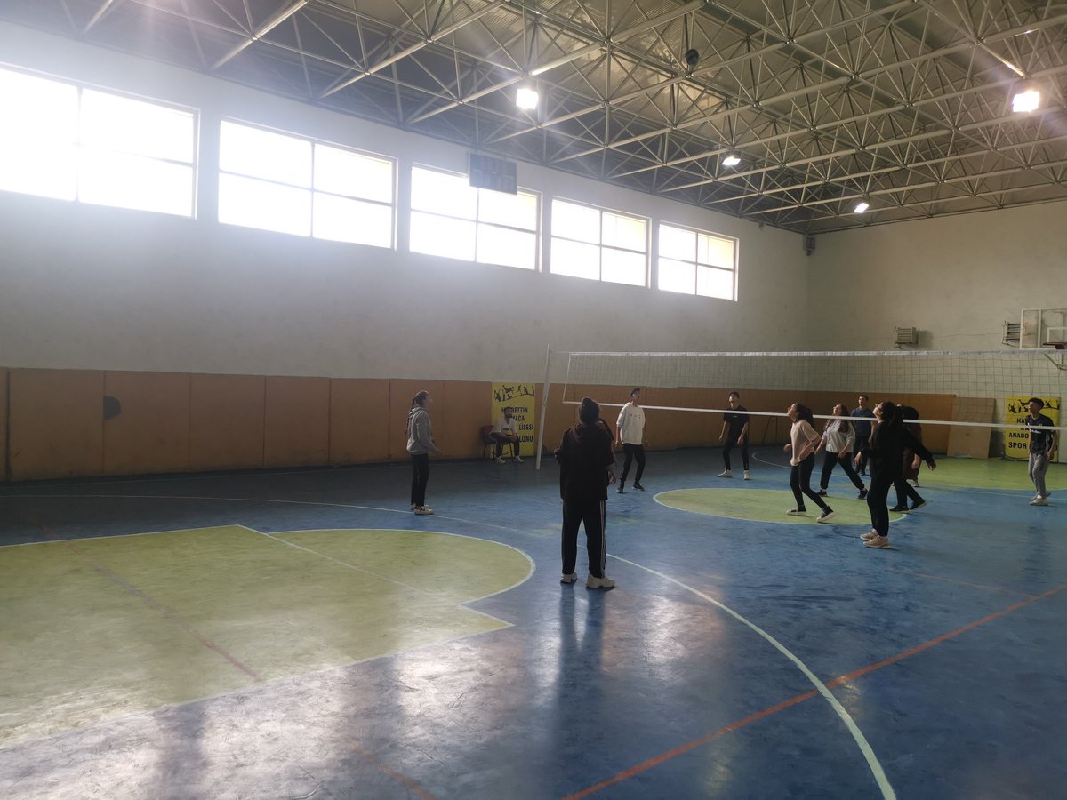 recepafsin's tweet photo. Sınıflar arası voleybol turnuvası final müsabakası ile sona erdi. Turnuvaya katılan bütün takımları tebrik ederim. https://t.co/1gYukHEw2b