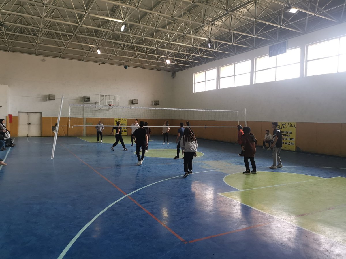 recepafsin's tweet photo. Sınıflar arası voleybol turnuvası final müsabakası ile sona erdi. Turnuvaya katılan bütün takımları tebrik ederim. https://t.co/1gYukHEw2b