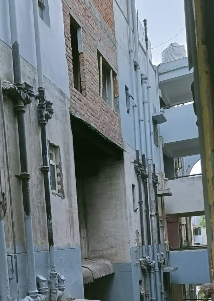 Sweety_preet's tweet photo. @OberoiShelly @MCD_Delhi @GyaneshBharti1 @LtGovDelhi @AaleyIqbal @DelhiPolice @dcp_outernorth illegal construction is going on at government property. After the booking under DMC Act, No action by SHO Samaypur Badli and MCD Rohini Zone. Several complaints to SHO and MCD Rohini https://t.co/6xCOuO1U8Z