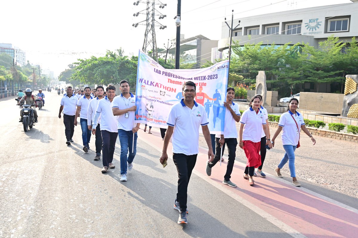 KIMSBBSR's tweet image. #KIMSBBSR celebrated Lab Professional Week- 2023 with a walkathon themed &quot;Lab for Life&quot; to promote health and wellness among the lab staff.

It started from KIMS gate and ended at KIIT Square. Lab Director Dr. Ambarish Padhi flagged off the event.