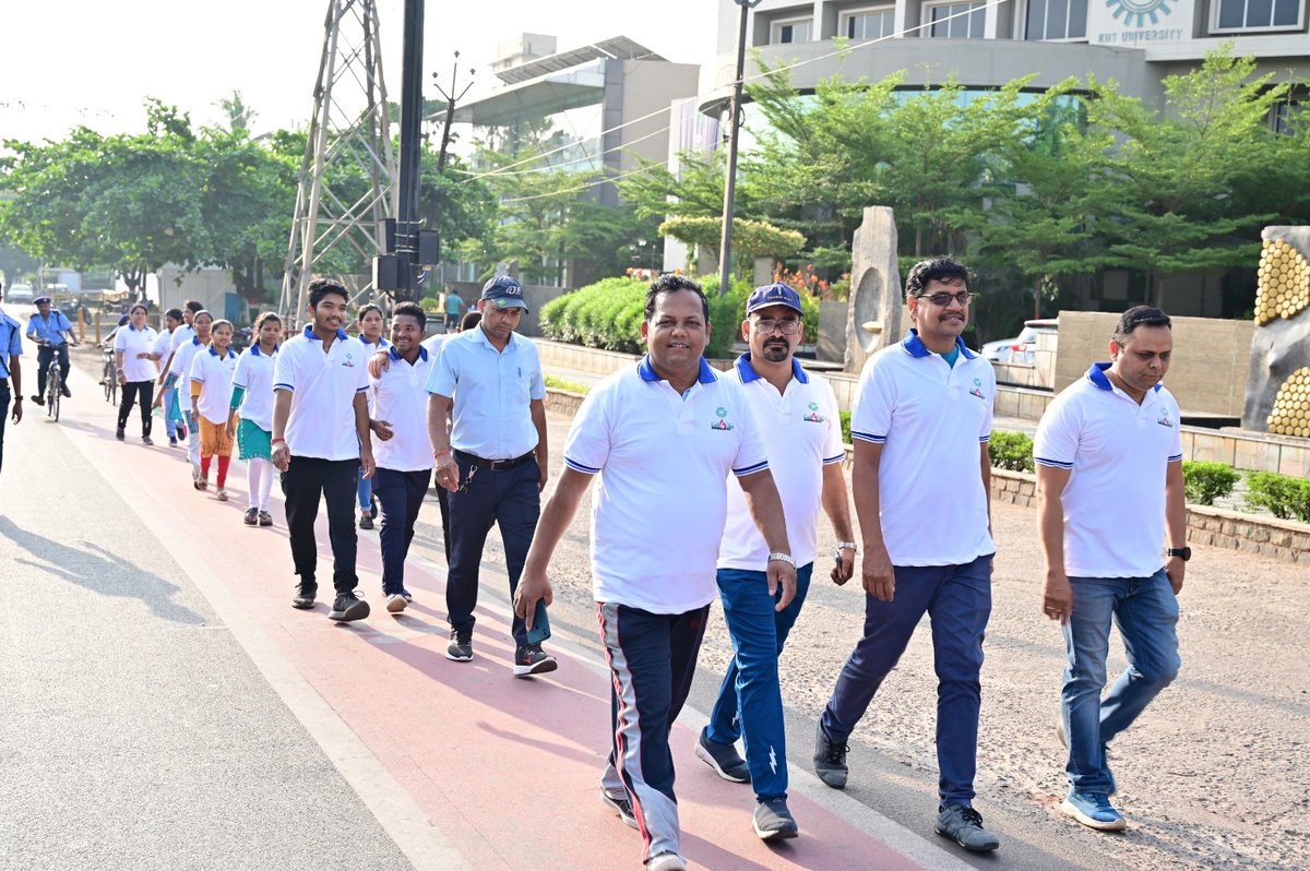 KIMSBBSR's tweet image. #KIMSBBSR celebrated Lab Professional Week- 2023 with a walkathon themed &quot;Lab for Life&quot; to promote health and wellness among the lab staff.

It started from KIMS gate and ended at KIIT Square. Lab Director Dr. Ambarish Padhi flagged off the event.