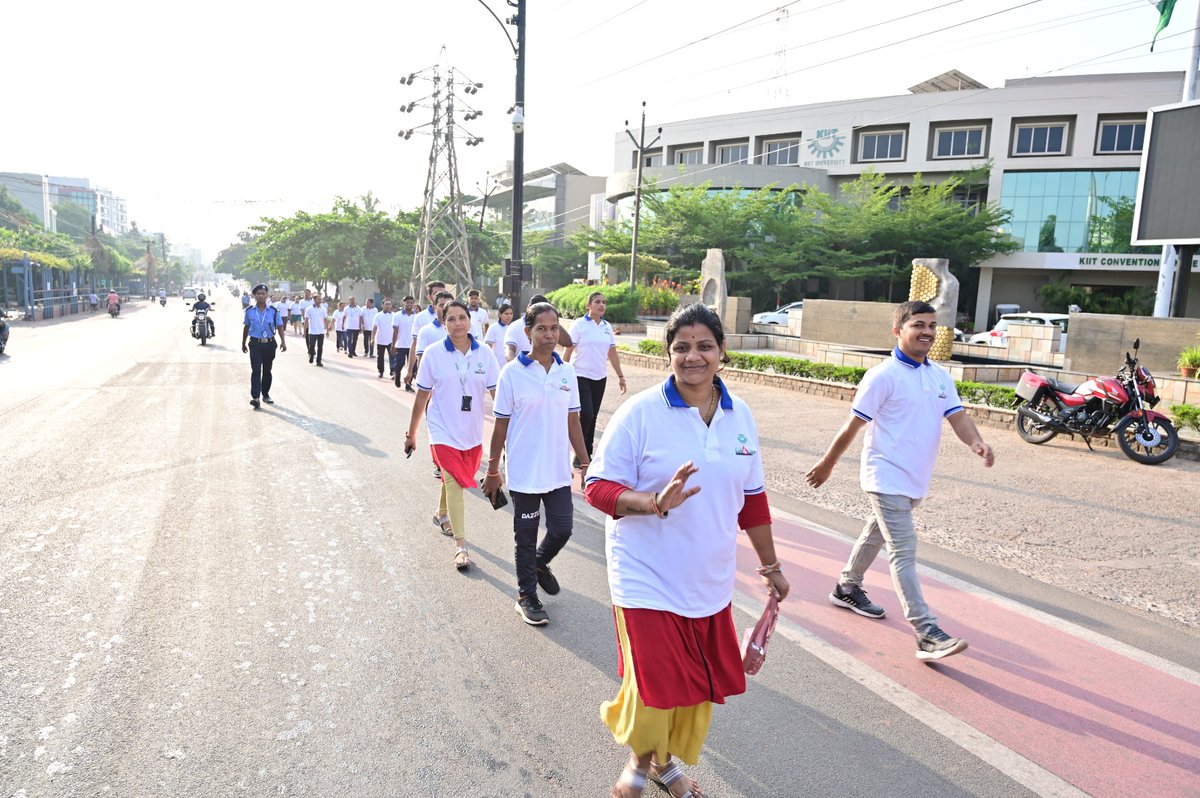 KIMSBBSR's tweet image. #KIMSBBSR celebrated Lab Professional Week- 2023 with a walkathon themed &quot;Lab for Life&quot; to promote health and wellness among the lab staff.

It started from KIMS gate and ended at KIIT Square. Lab Director Dr. Ambarish Padhi flagged off the event.