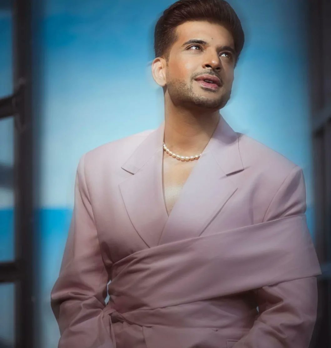 BollySpy's tweet photo. Actor #KaranKundrra looks handsome in a pink suit 💖 
Killing it &amp; how!

@kkundrra #KaranKundrraSquad https://t.co/50he8FeJbr