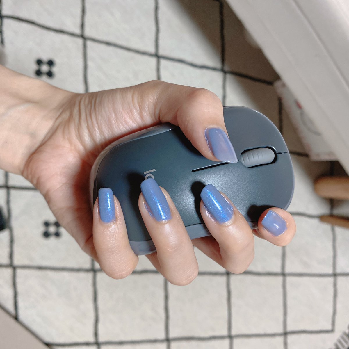 ネイルしたから写真撮るぜ！って時に皆が握ってる感じの手頃な大きさのオシャレなもの、なかった…