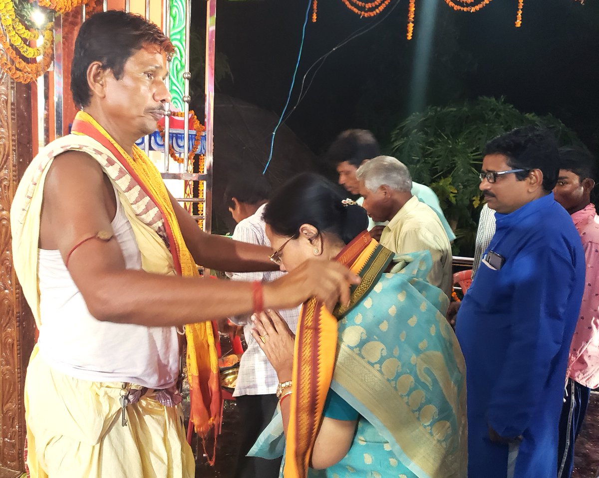MadhuAgrawalla2's tweet photo. #ପାଟକୁରା ନିର୍ବାଚନ ମଣ୍ଡଳୀ ଅନ୍ତର୍ଗତ #ଡେରାବିଶ ବ୍ଳକର ହରିଅଙ୍କ ଗ୍ରାମପଞ୍ଚାୟତର ଦକ୍ଷିଣଖଣ୍ଡ ଭୋଳର ବ୍ରହ୍ମକ୍ଷେତ୍ର ଠାରେ ଆୟୋଜିତ ଶ୍ରୀ ଶ୍ରୀ ମହାବୀର ଦକ୍ଷିଣମୁଖି ହନୁମାନଜୀଉଙ୍କ ମନ୍ଦିର ଓ ବିଗ୍ରହ ପ୍ରତିଷ୍ଠା ଦିବସରେ ଯୋଗଦେଇ ପ୍ରଭୁଙ୍କ ଆଶୀର୍ବାଦ ଭିକ୍ଷା କଲି।🙏
#Patkura #Derabis #Kendrapara https://t.co/H0DYJD0GNH