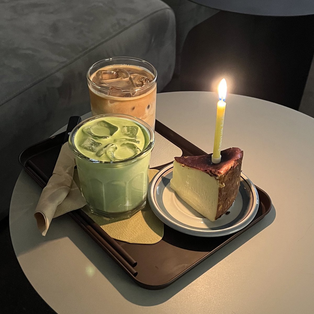 fldzh2022's tweet photo. ダイスキな회기駅のトマン(도망)🐶☕️

りおです！留学生活が終了し1ヶ月経ちました！今回友達の誕生日をお祝いしに戻ってきました✈️🇰🇷

久しぶりにマンチャ🐶にも会えて嬉しかったです！！
優しすぎる社長さんがケーキにロウソクを🍰✨

皆さんもぜひトマンへ行ってみてください！(3回目の紹介笑) https://t.co/kKyzGm5Lze