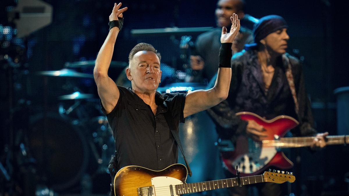 Springsteen bot tweet media
