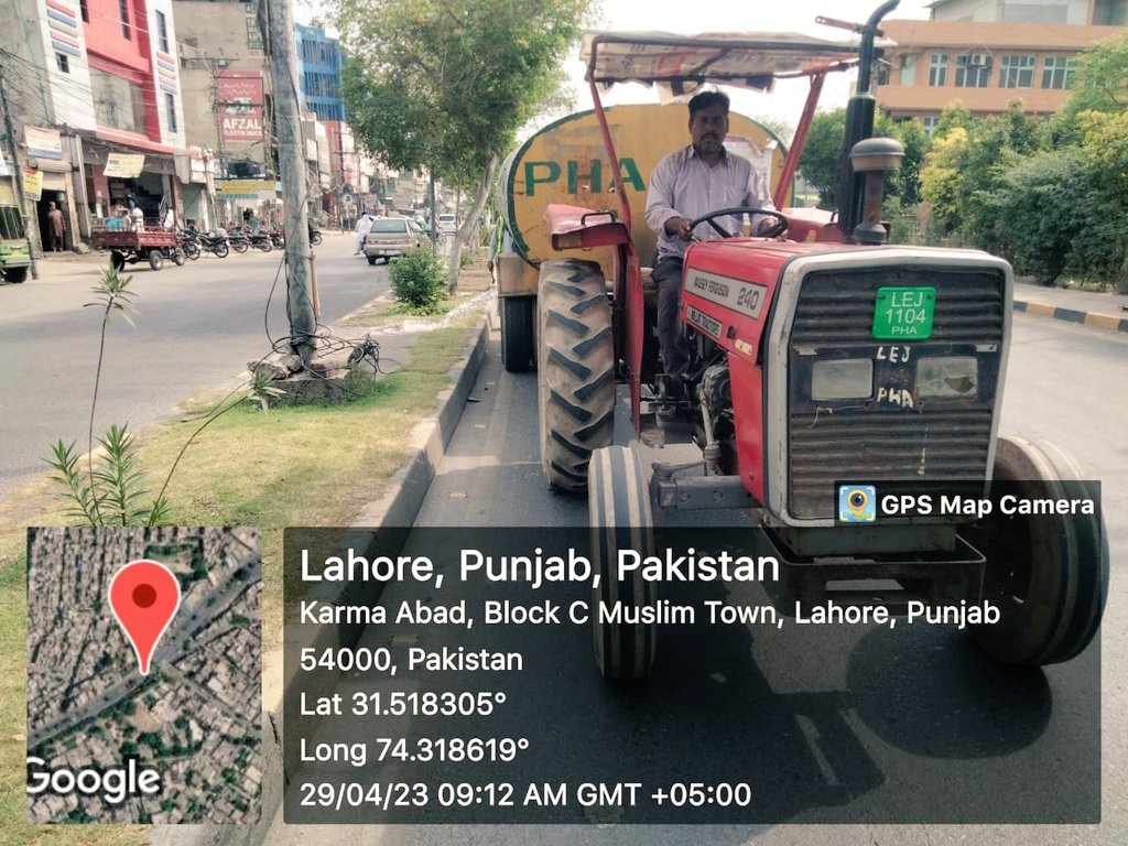 PhaLhr's tweet photo. فضائی آلودگی کے خاتمہ کے لیے پی ایچ اے کی واٹرٹینک گاڑی گلشن راوی ، مسلم ٹاؤن، سبزہ زار اور مصطفی ٹاؤن کے مختلف علاقوں کی گرین بیلٹس ، درختوں اور پودوں کو واش کررہی ہے۔
#Treewashing #Lahore https://t.co/C6LnX9OjWH