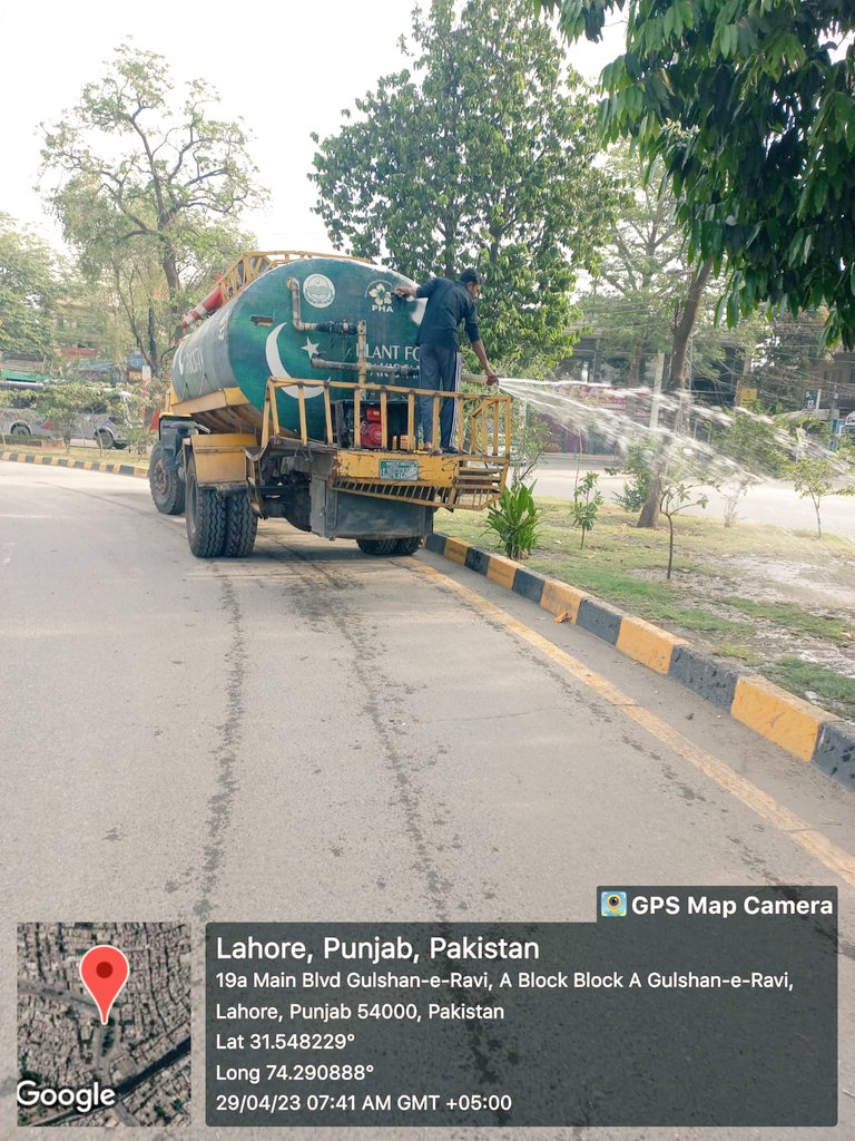 PhaLhr's tweet photo. فضائی آلودگی کے خاتمہ کے لیے پی ایچ اے کی واٹرٹینک گاڑی گلشن راوی ، مسلم ٹاؤن، سبزہ زار اور مصطفی ٹاؤن کے مختلف علاقوں کی گرین بیلٹس ، درختوں اور پودوں کو واش کررہی ہے۔
#Treewashing #Lahore https://t.co/C6LnX9OjWH