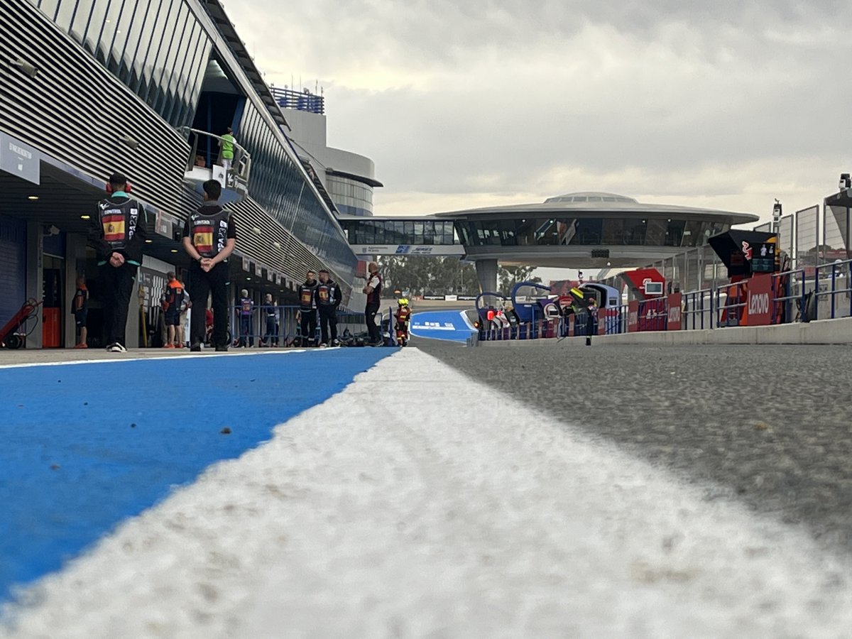 honda_team_asia's tweet photo. Good morning from a cloudy @circuitodejerez!
Today is #QualifyingDay #Moto2 #Moto3 #SpanishGP ๐ช๐ธ https://t.co/JjwAEPeIAI