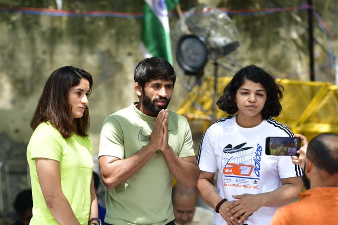 VikashPachar_'s tweet photo. यदि आपका कोई दुश्मन नहीं है तो इसका अर्थ है कि आप उन जगहों पर भी ख़ामोश रहे जहाँ बोलना बहुत ज़रूरी था।
@BajrangPunia @SakshiMalik @Phogat_Vinesh https://t.co/CIhuFUTciF