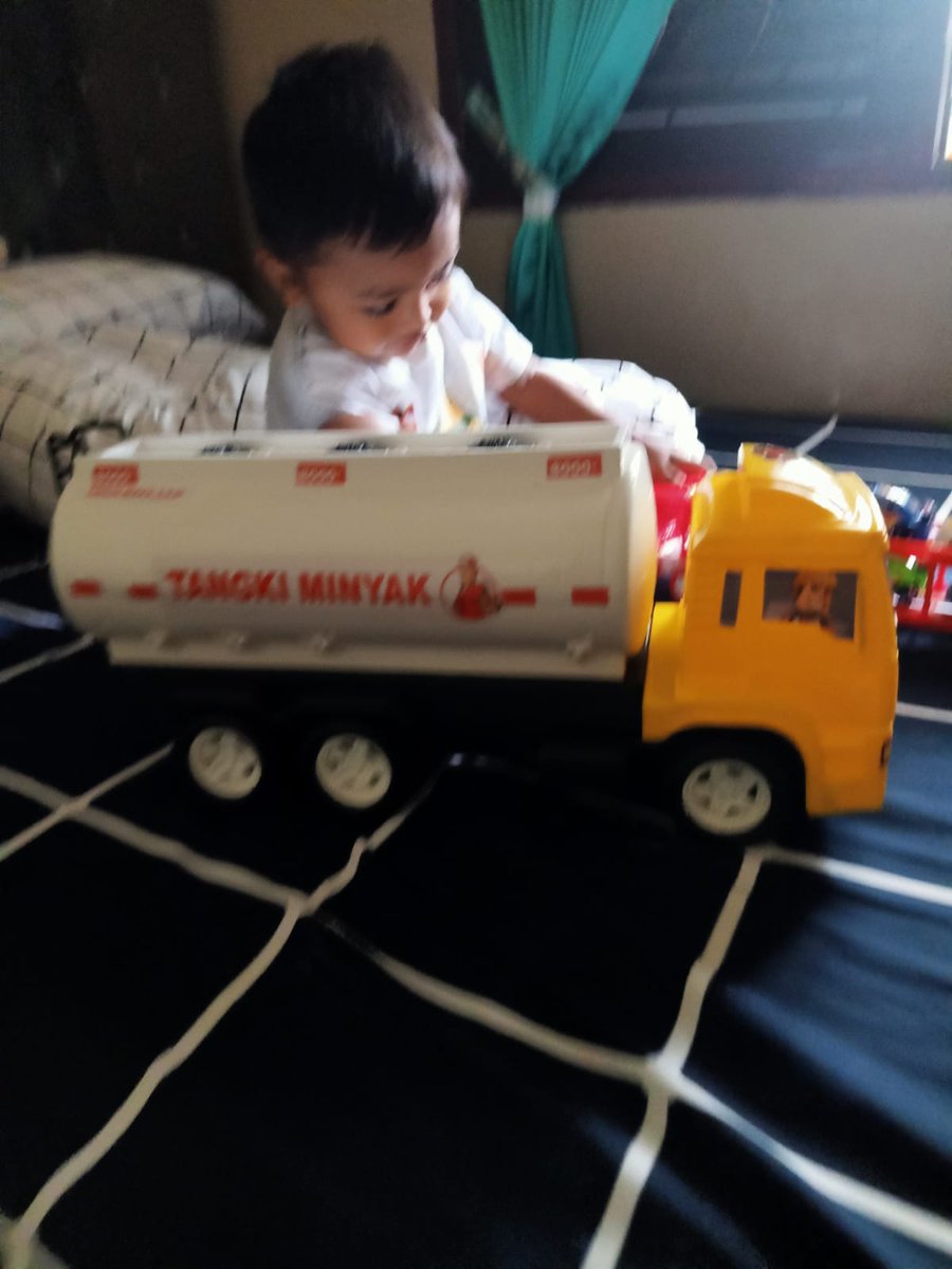 AndrielinaF's tweet photo. Setengah uang angpau sudah didistribusikan kepada mainan kesukaan mas Ibrahim. Bangun tidur selalu ditanyakan uangnya, sudah dua hari berturut-turut minta belikan truck besar... :) https://t.co/RcxFROJ2AA