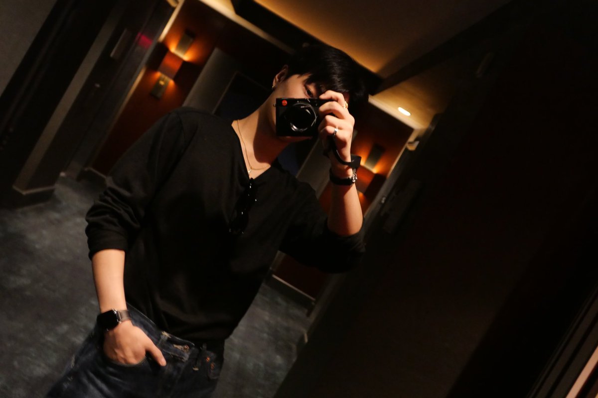 แหมเจย์ๆๆๆๆๆๆๆ อยากจะแหมไปถึงเกาหลี  แต่แบบเจย์ใช่ชุดนี้แล้วดูดีมาก ช่วงขาโคตรยาว หล่อโว้ยยยยยย