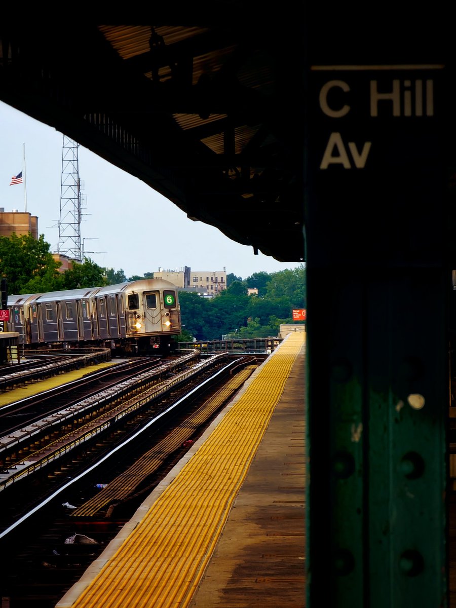 imagesbysjs's tweet photo. 6 train roaring towards Manhattan..
#subway #6train #castlehill #bronx #nyc #TRAIN #streetphotography #mobilephotography #snapseed https://t.co/DCB8KCBDDN