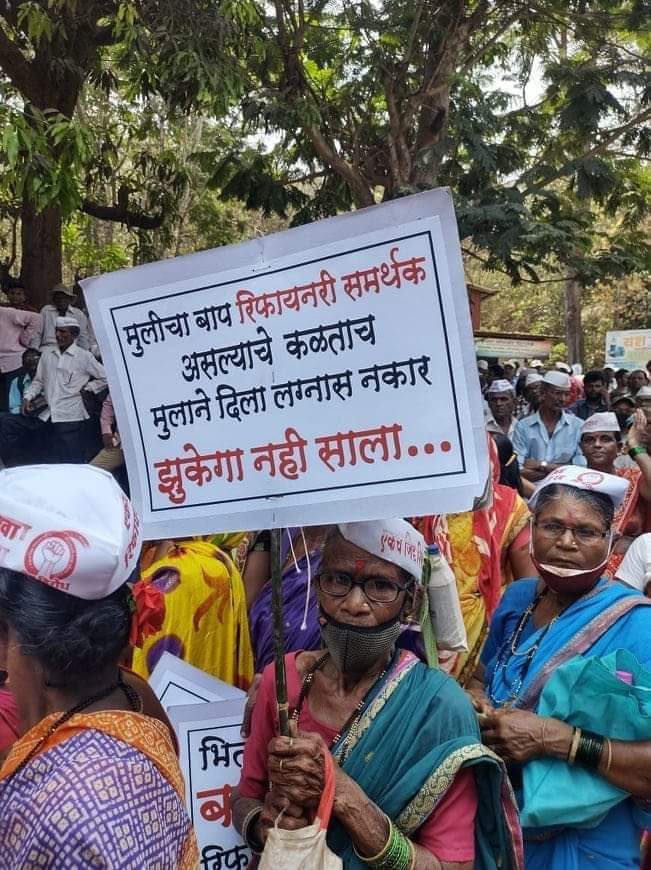 SitaramShelar's tweet photo. स्थानिकांनी जमिनी आणि पर्यावरण वाचविण्याचा ठाम निर्धार केला आहे. आत्ता, जसे जमिनी खरेदी करणारे शेठ शोधलेत तसेच त्यांची दलाली करणारे घरभेदी शोधून काढूयात. ते सुद्धा इमान विकणारे गद्दार आहेत. #Barsu_refinery #konkan https://t.co/ypPoOC65V0