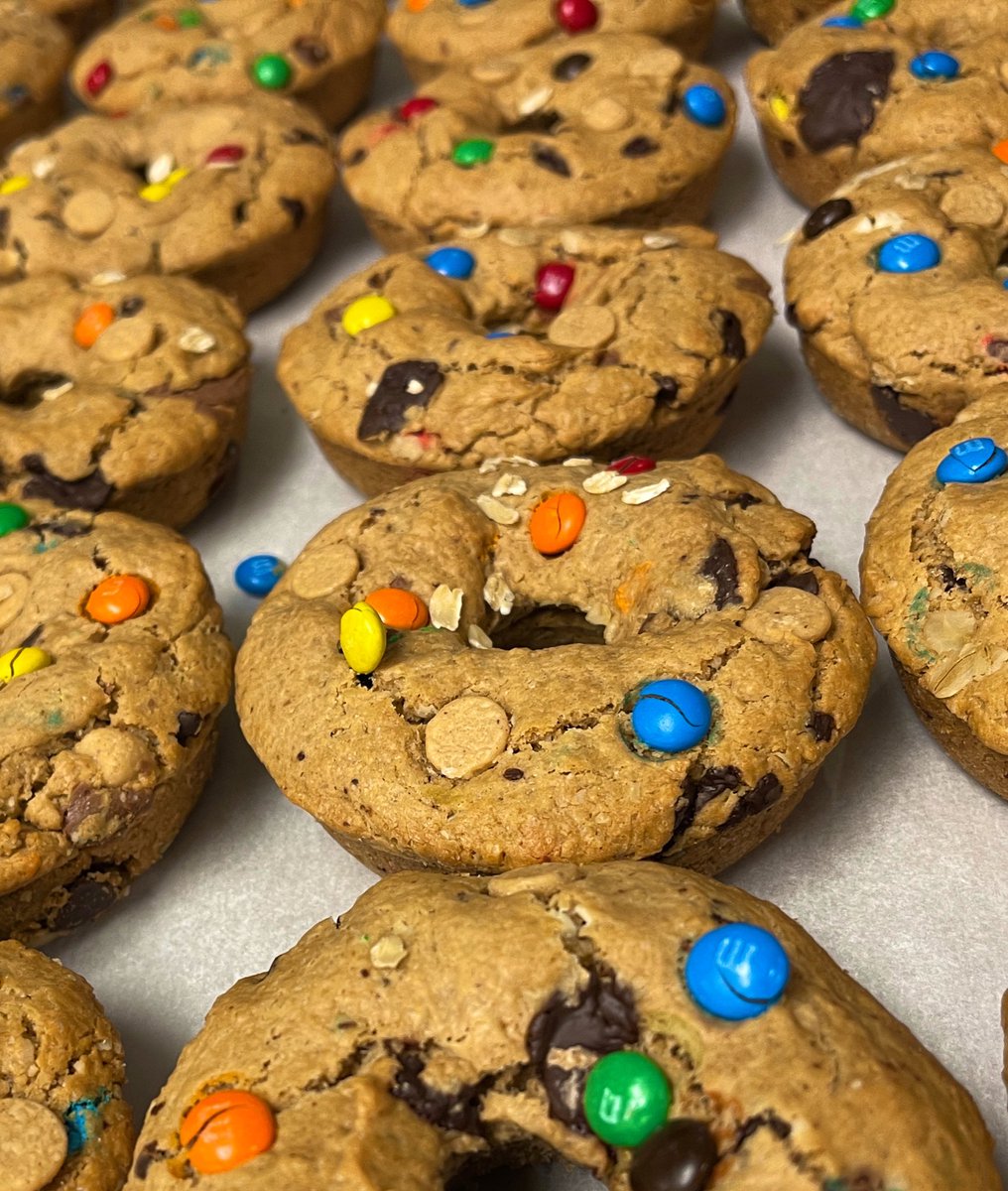OCookieos's tweet photo. Just a batch of favorites…our OMonsterO is becoming one of the most popular OCookieOs. I mean…they are loaded with lots of deliciousness, contrasting flavors, textures, and colors, which makes each bite uniquely distinct. Plus, they’re made with our signature homemade gluten free Oat flour and have at least 10g of protein. If you get your hands on one of the 75 OMonsterOs, that Vincent or I made for you this week-they’re on point, Enjoy! ✨🤌🏻✨
#ocookieos #glutenfree #highprotein #deliciousnessdelivered #nebraska #iowa