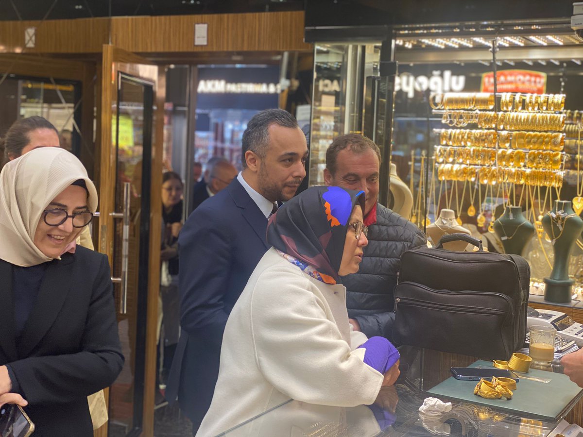 mtevfikkurtuncu's tweet photo. Kapalı Çarşı ve Kazancılar esnafımızı ziyaret ederek hayırlı işler diledik.

#TürkiyeYüzyılı’nda esnaflarımızla birlikte #Kayseri’mize değer katmaya devam edeceğiz.

@akpartikayserii @aysebohurler 
@hcahitozden @fatihuzum38 @abdulkerimylcn https://t.co/0TmkgBbqg4