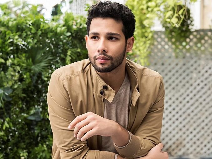 AaryaBabbar222's tweet photo. Happy Birthday #MCSher. Your energy gets the audience charged ⚡
Stay the same! Sending love on your birthday!
@SiddyChats
#SiddhantChaturvedi #HappyBirthdaySiddhantChaturvedi https://t.co/0NNCCSnfjD