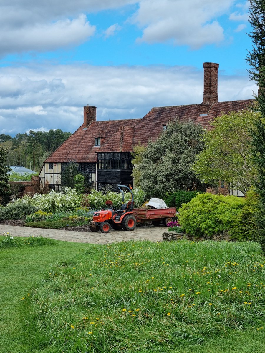 Morning Muggles ☕️ 👋  Happy Saturday 🥳 We're actually going to get some of that warm yellow stuff that sits in the sky today 🤔 ....is it called "The Sun?" 🌞 something like that anyway 🤷‍♀️😂