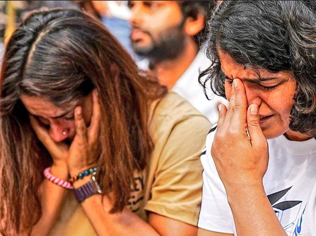 एक आँसू भी हुकूमत के लिए ख़तरा है,
तुम ने देखा नहीं आँखों का समुंदर होना,
हाल फिलहाल तो आंसुओं का सैलाब नजर आ रहा है। 
 #देश_पहलवानो_के_साथ_है