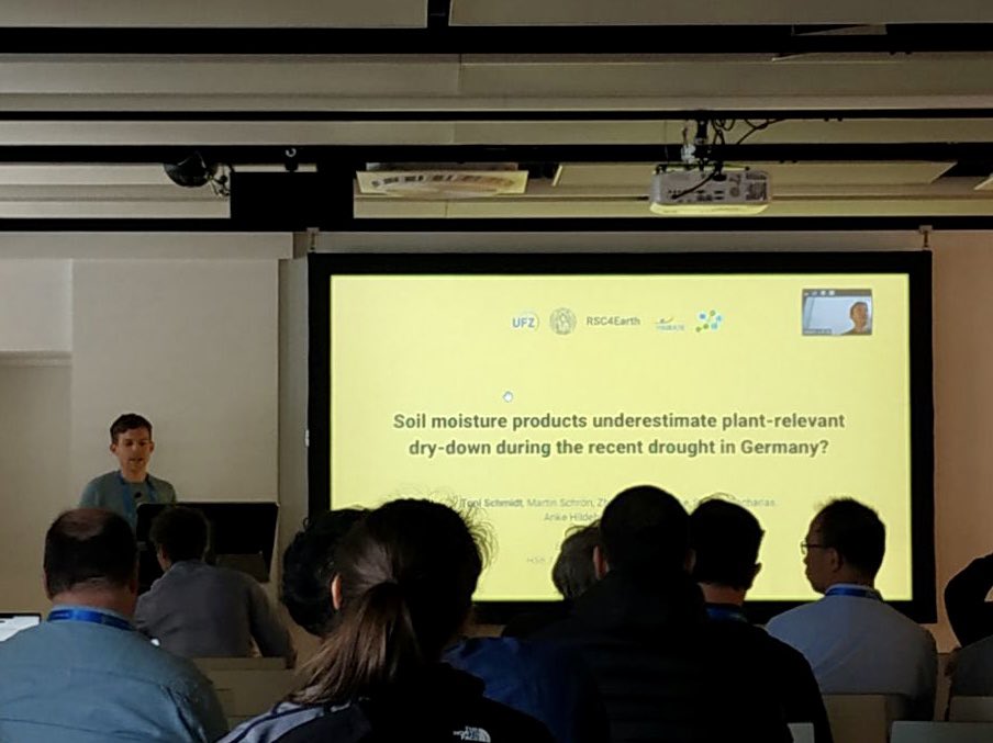 It was fun giving a talk at the #SoilMoisture session at #EGU23! 🎤🧐 Showed our findings how soil moisture from #satellites and in-situ #CRNS + #ISMN agree during #droughts. Thanks for all your interest + discussions afterwards! 🙏 Happy to stay in touch… 🤝