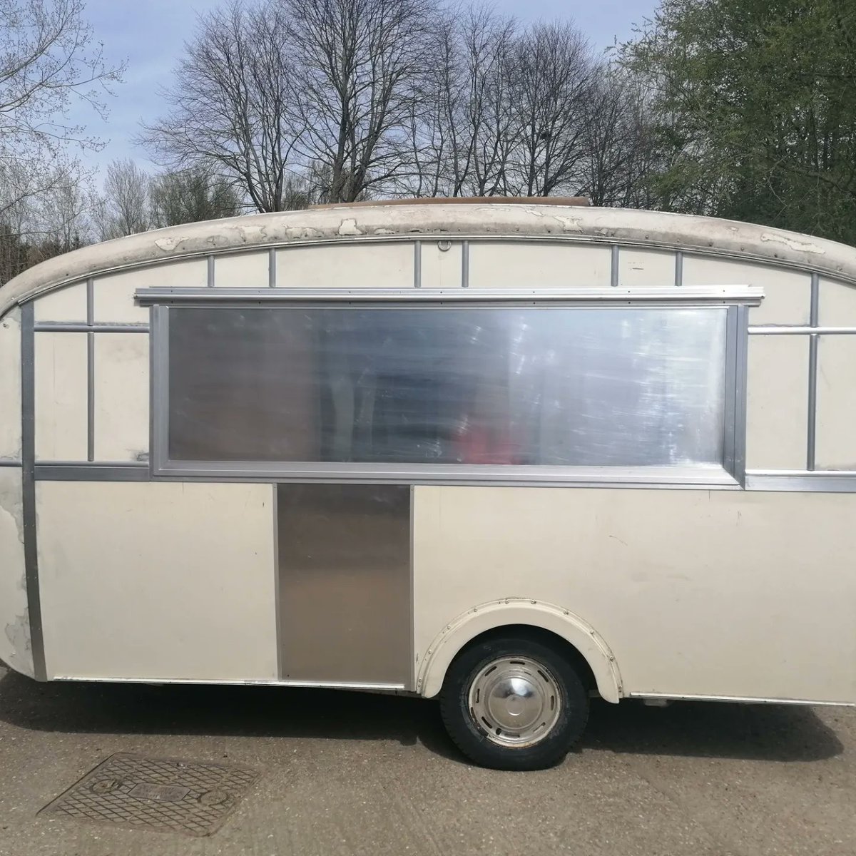TheEnglishCarav's tweet photo. On This Day 2021...
We said goodbye to a Cheltenham Sable for the guys at Ginporium An exciting new chapter for this vintage caravan. ❤️❤️
#vintagecaravanworkshop #cheltenhamsable #ginporium #Caravanbar #OnThisDay https://t.co/08z57sxDSL