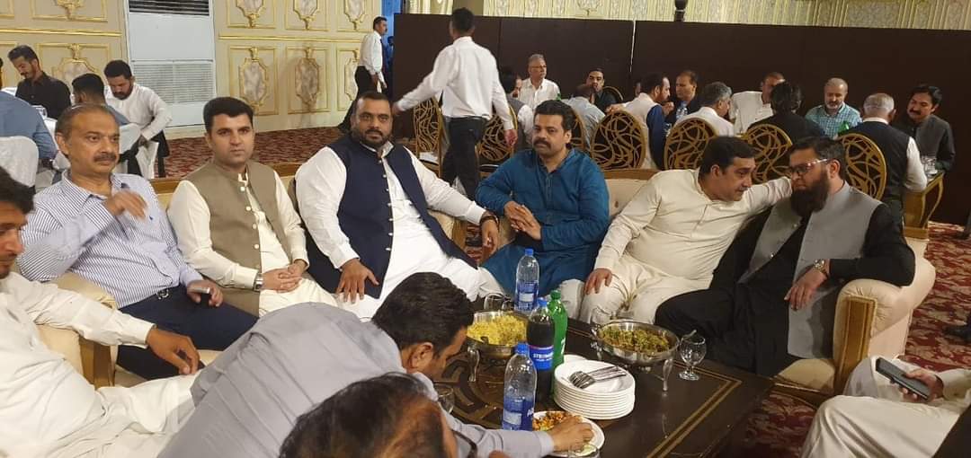 Aliofficial____'s tweet photo. پی ایس او ٹو کمشنر گوجرانولہ ندیم بٹ کی بیٹی کی شادی کے موقع پر سابق صدر گوجرانولہ چیمبر آف کامرس عمر اشرف مغل نے شرکت کی اور دوست احباب سے ملاقات کی۔ https://t.co/iEJCRDX5k4