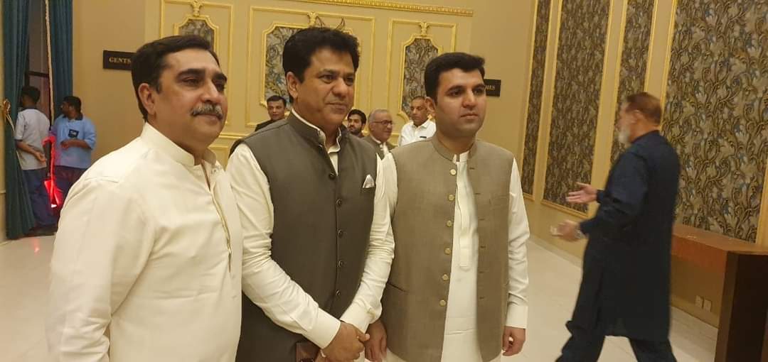 Aliofficial____'s tweet photo. پی ایس او ٹو کمشنر گوجرانولہ ندیم بٹ کی بیٹی کی شادی کے موقع پر سابق صدر گوجرانولہ چیمبر آف کامرس عمر اشرف مغل نے شرکت کی اور دوست احباب سے ملاقات کی۔ https://t.co/iEJCRDX5k4