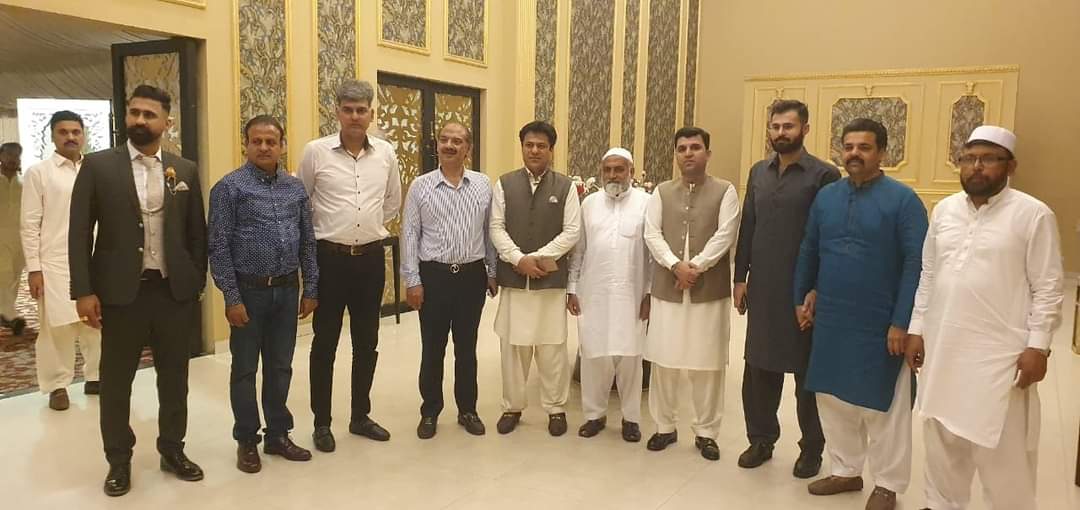 Aliofficial____'s tweet photo. پی ایس او ٹو کمشنر گوجرانولہ ندیم بٹ کی بیٹی کی شادی کے موقع پر سابق صدر گوجرانولہ چیمبر آف کامرس عمر اشرف مغل نے شرکت کی اور دوست احباب سے ملاقات کی۔ https://t.co/iEJCRDX5k4