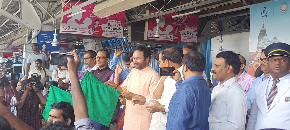 Shri G. Kishan Reddy, Hon'ble Union Minister Flags off “Ganga Pushkarala Yatra: Puri - Kasi - Ayodhya” Bharat Gaurav Tourist Train from Secunderabad Railway Station, @RailMinIndia @AshwiniVaishnaw @kishanreddybjp #BharatGaurav #GangaPushkaralaYatra