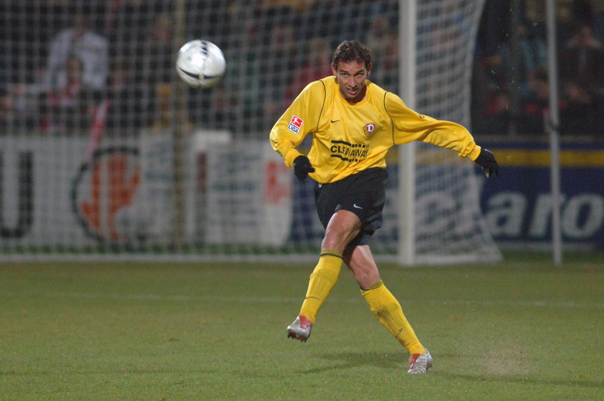 DynamoDresden's tweet photo. Er bildete gemeinsam mit Volker #Oppitz die Innenverteidigung jener Dynamo-Mannschaft, die zwischen 2001 und 2004 aus der Oberliga in die 2. Bundesliga durchmarschierte. Am heutigen Samstag feiert Levente #Csik seinen 49. Geburtstag. Alles Gute, lieber „Levi“! 🥳 #sgd1953 https://t.co/kR6ihC6jPI