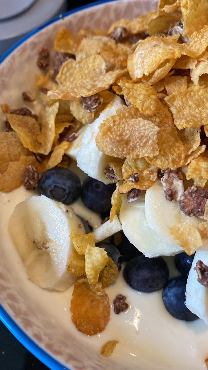 Heute morgen erst einmal Joghurt mit Müsli und Obst.